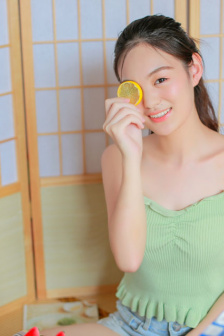 美女全身锁住挠脚心